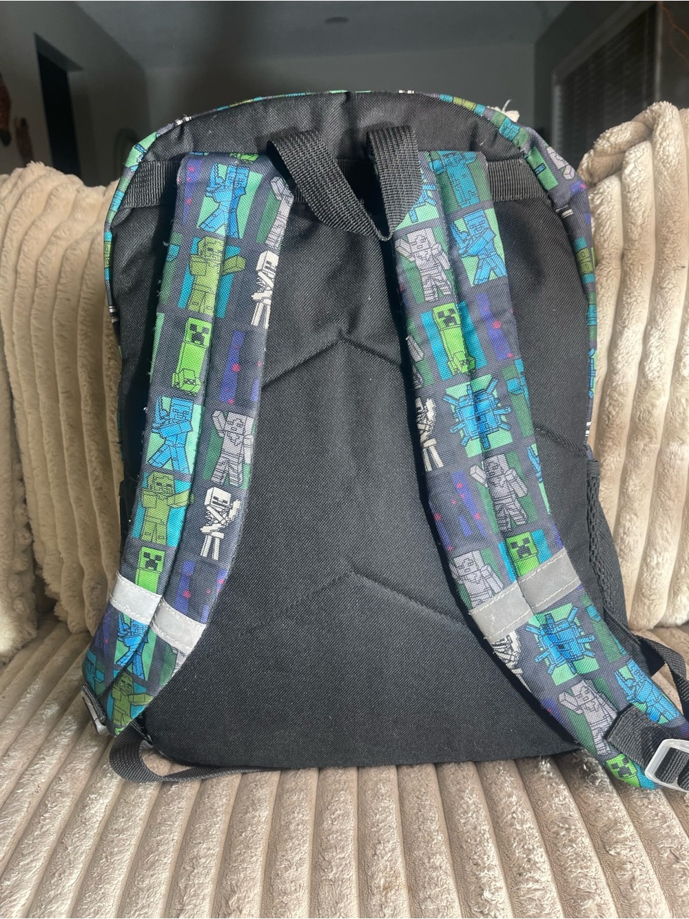 Minecraft Kids' Backpack in Black and Green - Official Logo - Picture 4 of 8
